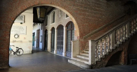 Arcade in Vittorio Emanuele II square in Rovigo Видео 87783159