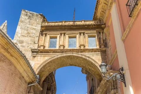 Arch between the Basilica de la Virgen and the  cathedral in Valencia Stock-Fotos