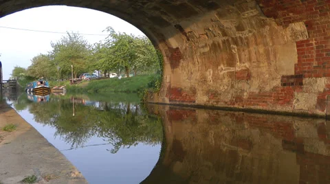 Arch bridge over canal reflected 库存影片 39196115