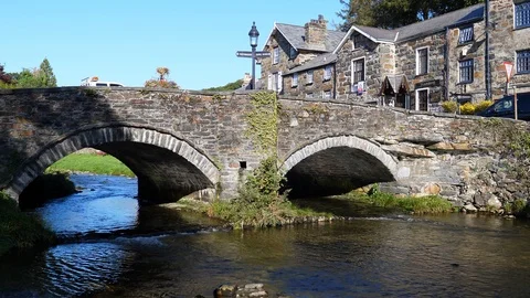 Arch bridge over river Colwyn in Beddgelert village 動画素材 119794428