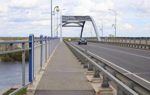 Arch bridge over the river during spring flood. Cargo transportation and lo.. Fotos de archivo