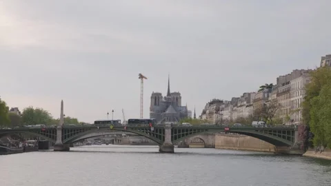 Arch bridge Pont de Sully and Notre-Dame de Paris, 4th arrondissement. Stock-Footage 308728415