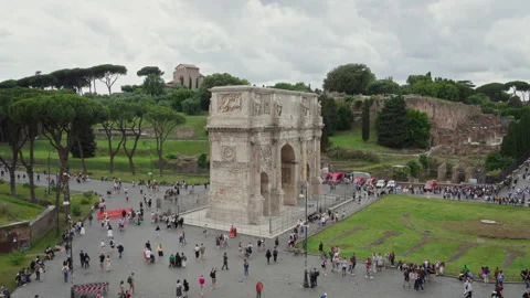 Arch of Constantine with Tourist Crowd and Surrounding Park 库存影片 341128348