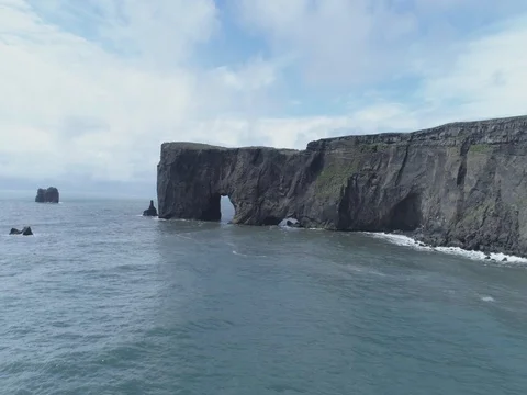Arch Fly Through (Aerial Drone View) - Dyrhólaey, Iceland Vídeos de archivo 84179121