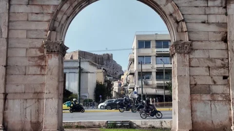 Arch of Hadrian - Traffic and Acropolis View. Video stock 327767166