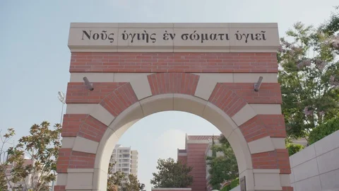 An arch panning down to a sword handle in a city Vidéo 103876588