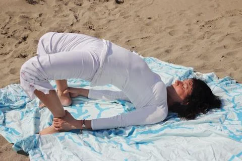 Arch pose Yoga at the beach Stock-Fotos