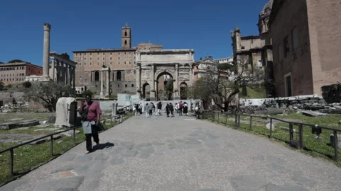 The Arch of Septimius Severus located in the Roman Forum in Rome. Vidéo 334851424