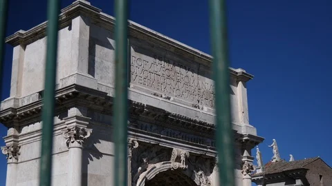 The arch of titus in rome. behind bars. history. travel. archaeology. Vídeo Stock 128448181