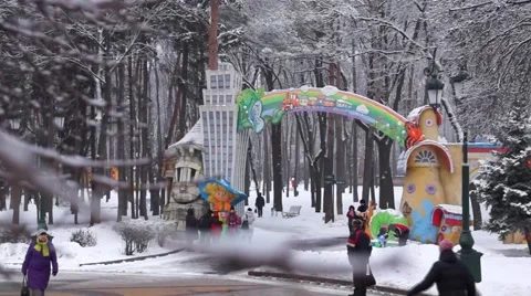 Arch in winter Park. Stock Footage 48580060