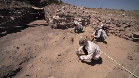 Archaeologists working Видео 76977033