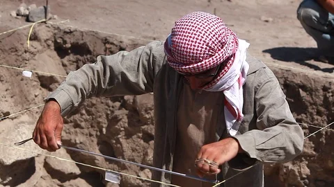 Archaeologists working 스톡 동영상 124910697