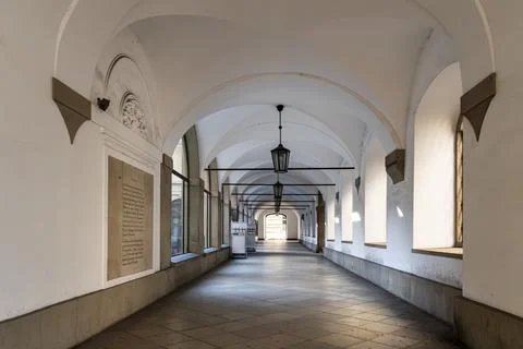 Arched Corridor with Classical Architectural Design Foto stock