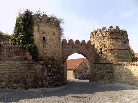 Arched gate of the castle with two round towers. Sighnaghi, Georgia Foto stock