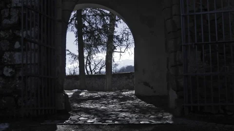 Arched gate in a medieval castle. Time lapse. Video stock 106724127