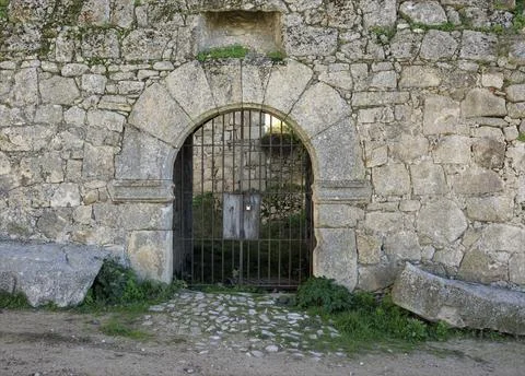 Arched gateway with iron bars which can be seen through Foto stock