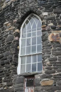 Arched Gothic Window In Old Stone Wall Building, Conwy, North Wales. Fotos de archivo