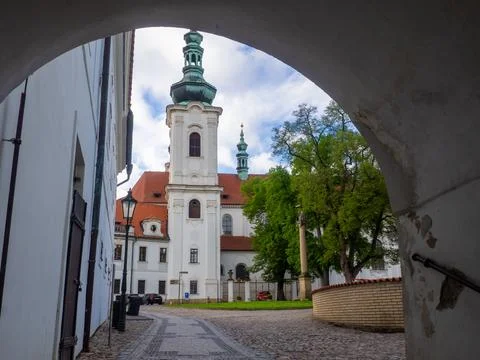 An arched passageway frames a view of the Strahov Monastery in Prague 库存照片