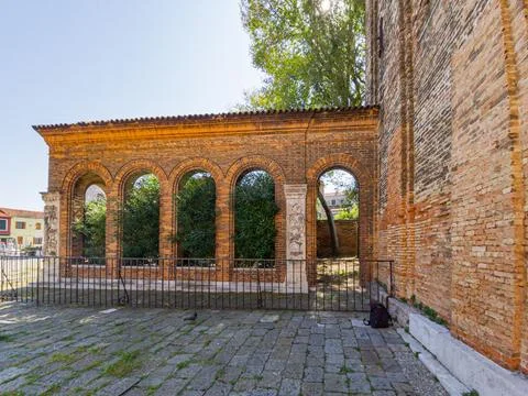 Arched red brick building captures the charm of Murano, Italy Stock-Fotos