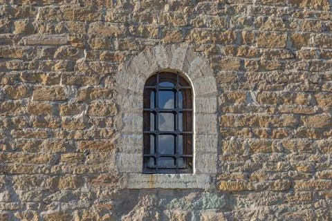 Arched Window in Ancient Stone Wall Stockfoto's