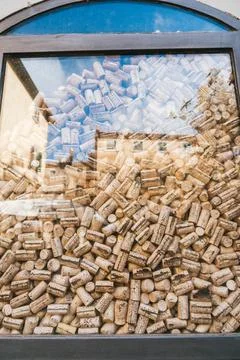 Arched window filled with wine corks and sky reflection 库存照片