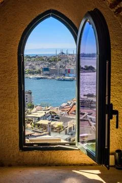 Arched window frames a vibrant Istanbul skyline Stock-Fotos