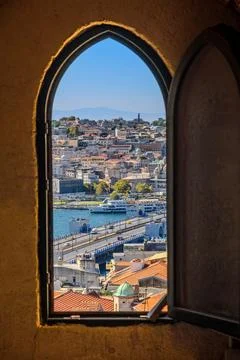 Arched window frames a vibrant Istanbul skyline Stock-Fotos