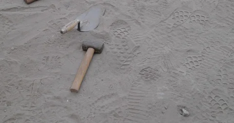 Archeological elements over sandy soil. Shovels, hammer, peak, ace placed 스톡 동영상 95933906