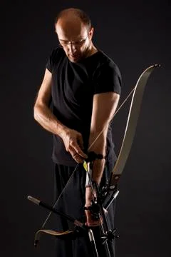 Archer drawing a bow. Foto stock