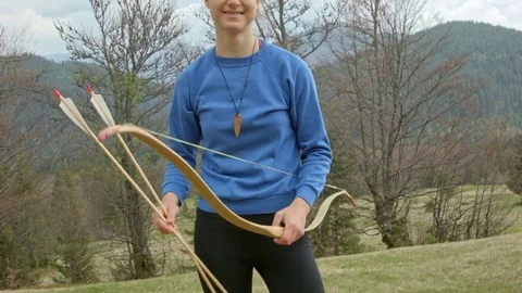 Archer fix string on bow Stockbeeldmateriaal 80472164