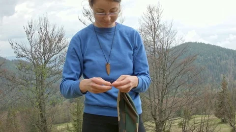 Archer fix string on bow Stock-Footage 80472168
