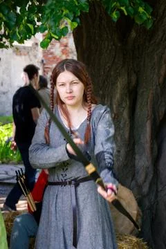 Archer girl pulling the string and aiming at you Foto stock