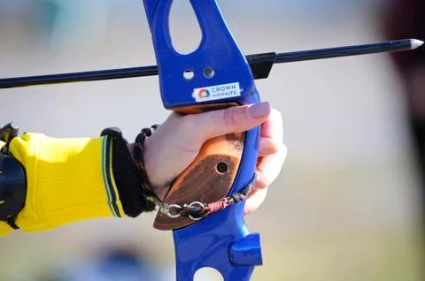  Archer pulling the string back of bow and arrow, tra Foto stock