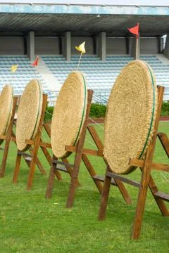 Archery straw empty targets on green field Foto stock