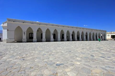 Arches behind main square, mountain village Cachi, Argentina Foto stock