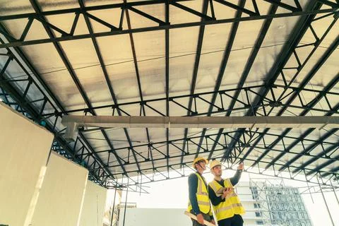 Architect and Builder with computer laptop discussion planning on progress to Fotos de archivo