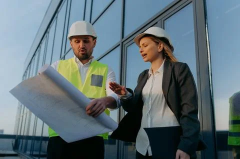 An architect and an engineer are talking on the terrace of a built office. Foto stock