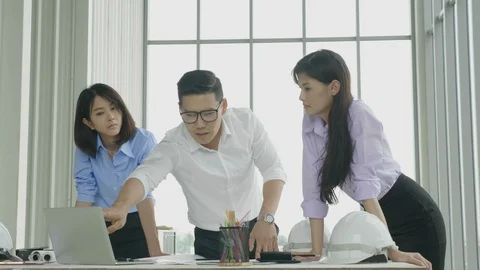 Architect and engineer brainstorming at a construction site. Stock Footage 86626656