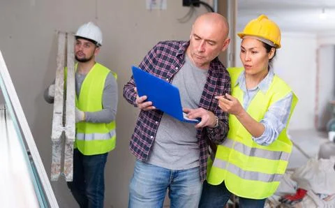 Architect and engineer discussing work in construction site Stock-Fotos