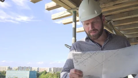 Architect browsing building project and comments it. 库存影片 70804450