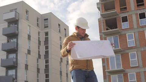 Architect browsing building project. Vidéo 72357587