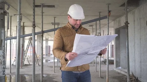 Architect browsing building project indoor of construction. 库存影片 72358109