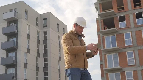 Architect browsing building project on tablet at construction site. Vídeo Stock 72357939