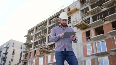 Architect browsing tablet at building place. Vídeos de archivo 70804462