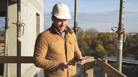 Architect browsing tablet, smiling to camera. Vídeo Stock 72360905