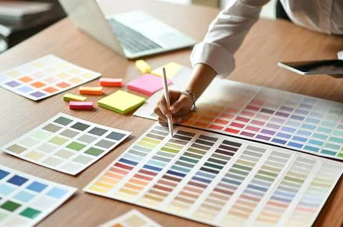 The architect is comparing the color chart and using the tablet. Foto stock