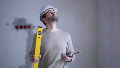 Architect at construction site with level and tablet Vídeo Stock 273164211