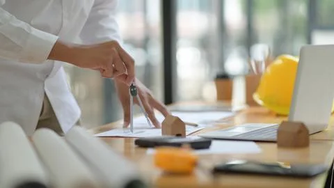 The architect is designing the construction. He drafts the floor plan to pr.. Foto stock