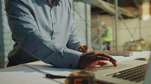 Architect Drawing Floor Plan and Using Laptop at Construction Site Vídeos de archivo 273484549