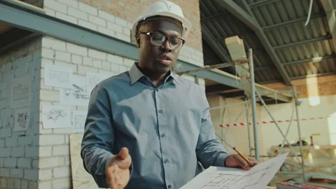 Architect Explaining Floor Plan on Camera during Web Call at Construction Site Vídeos de archivo 273480853
